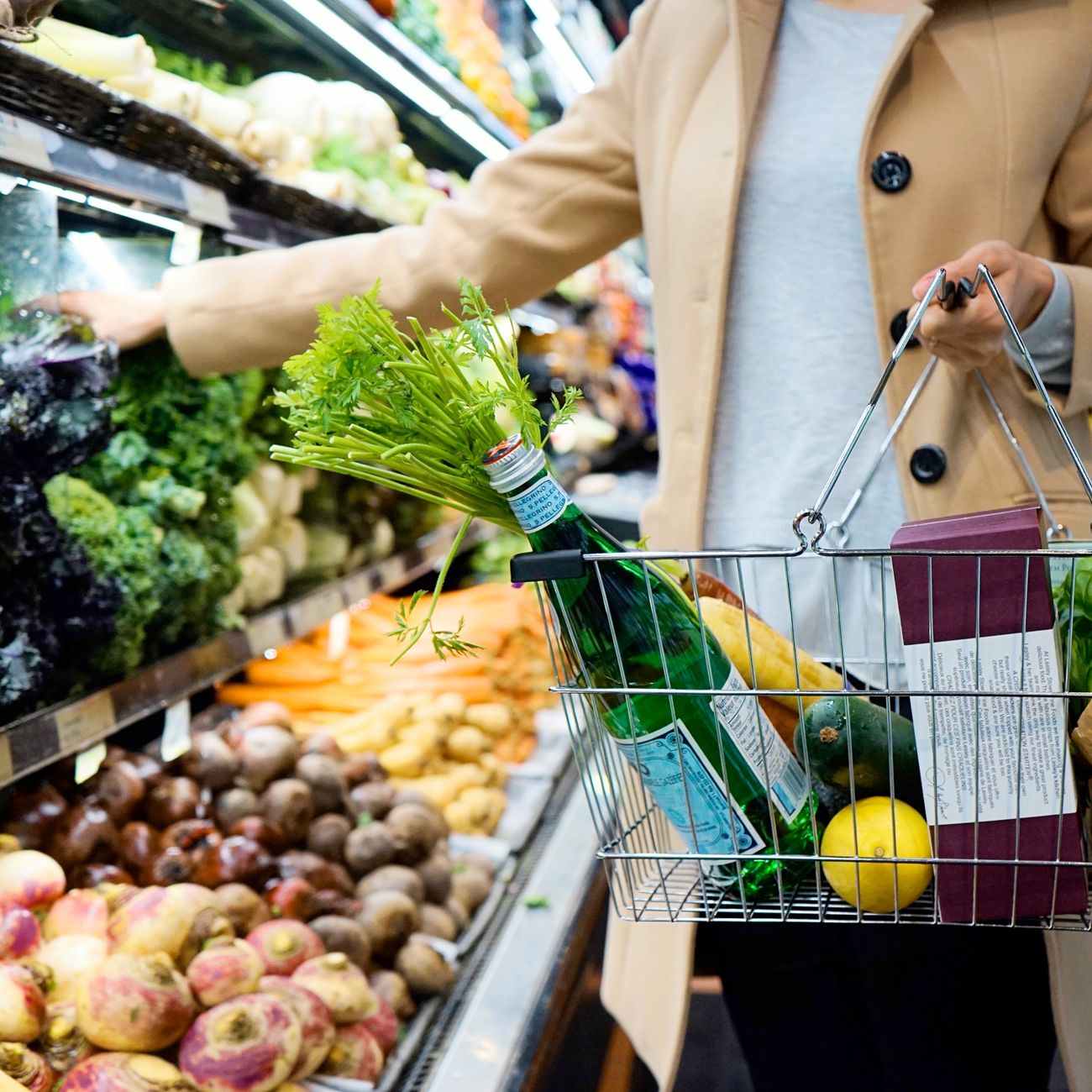 家族が食卓を囲みながらタブレットで買い物リストを確認している様子